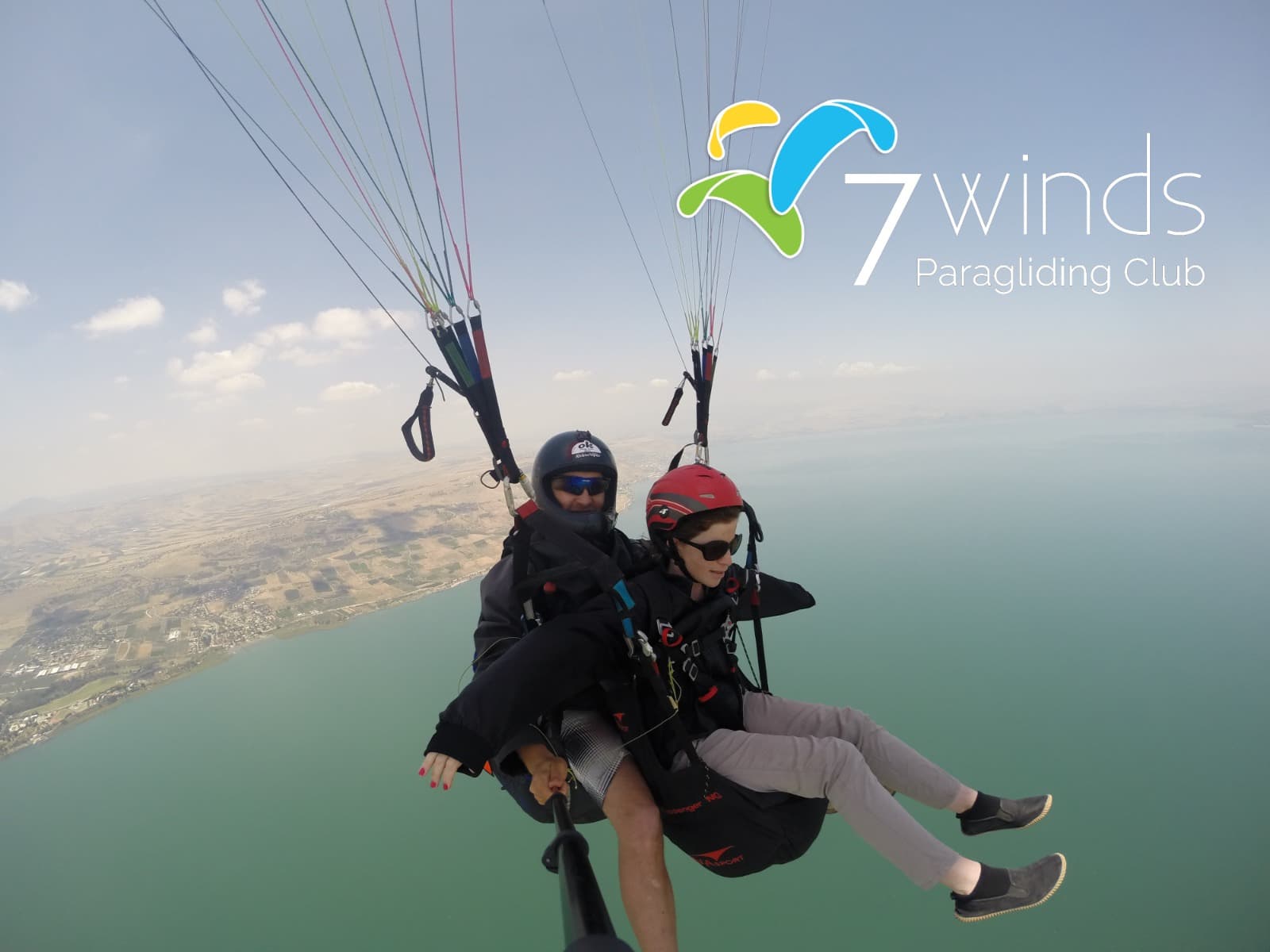 טיסת מצנח רחיפה מעל חוף הים — 7Winds